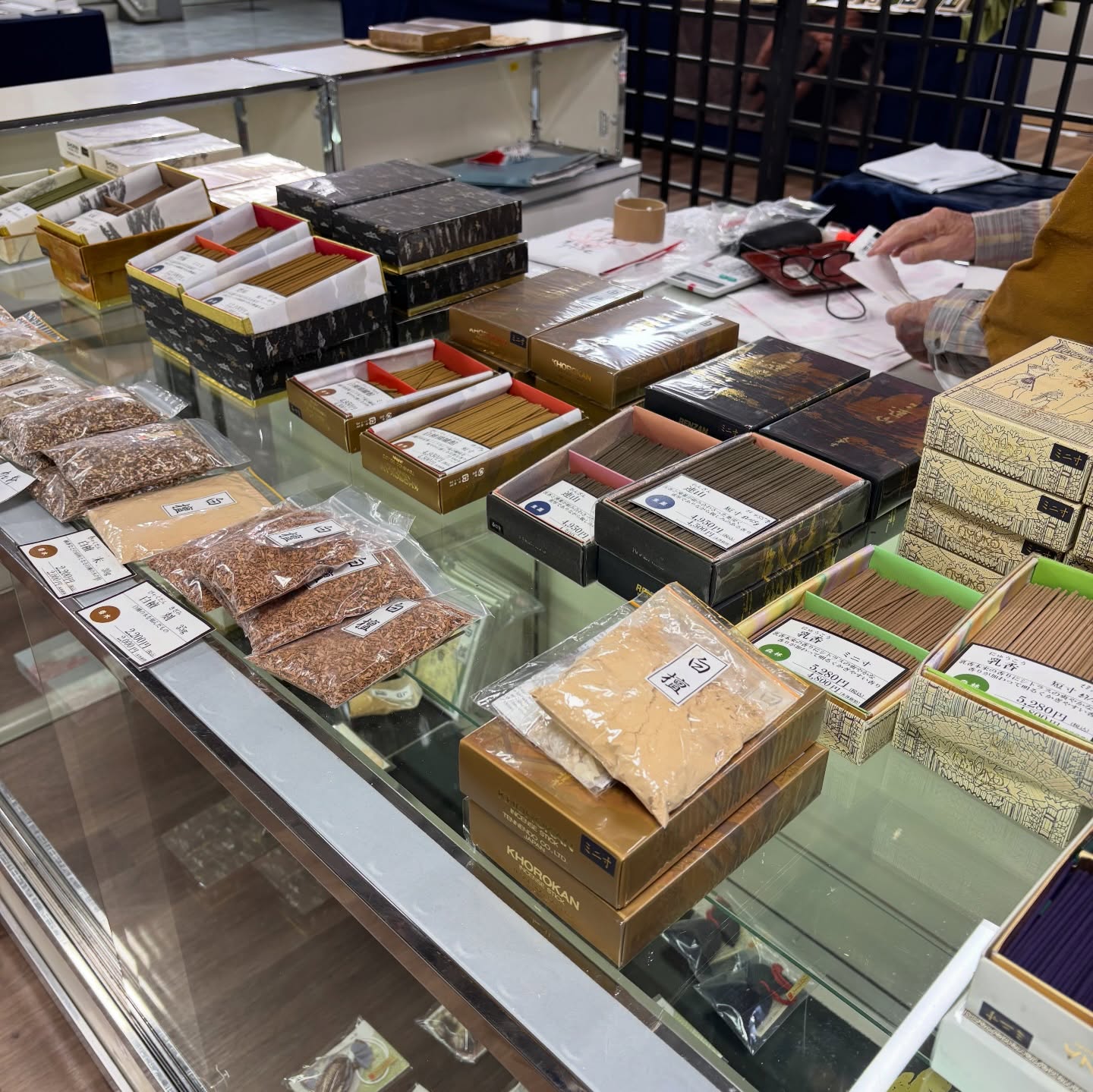 先日大宮高島屋で日本の伝統展が開催されていたので行ってきました福岡・久留米の天年堂さんがお香や材料を出展していて、とにかく店主さんのお話しが楽しくて面白くて。新宿でのカルチャーで香の話も大盛況だったんですって(昔)天年堂さんは商人の眼で天然の原料と本物の香りにこだわって暮らしに馴染むお香を突き詰めていらっしゃるそうです。練香やお香の作り方も教えていただき、ここで白檀と乳香を購入しましたので、また何かワークショップも考えておきます。この間お客様と「けむり(煙)」が心に作用する話で盛り上がり、私も今はとてもハーブのお香にはまっていますので、ご興味のある方は是非一緒に作りましょう。#ハーブのお香#ハーブのワークショップ